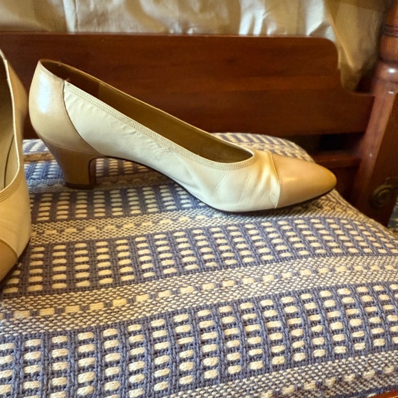 Vintage Ferragamo Kitten Heel - Picture 3 of 7